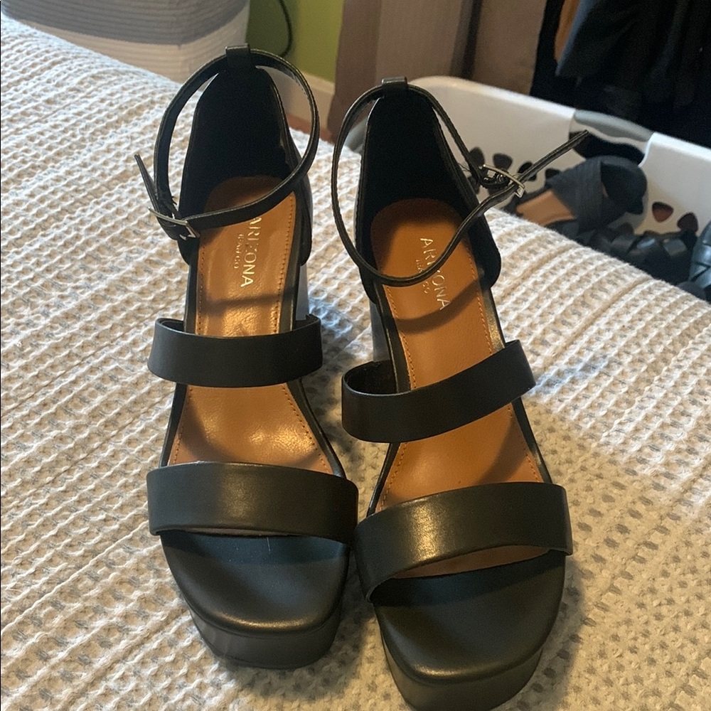 Arizona Jean Company Women's Black Strappy Sandals Size 9.